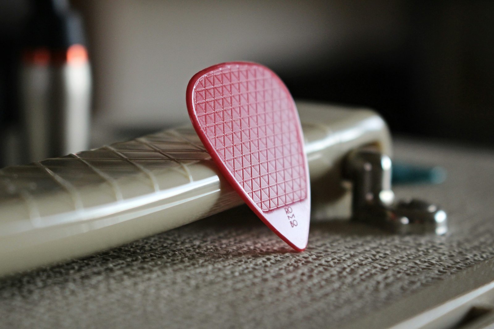 How To Hold A Guitar Pick